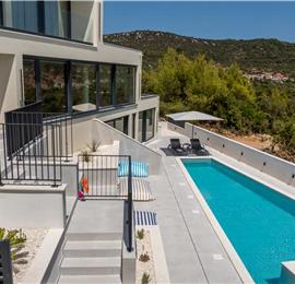 4 bedroom villa with heated pool and sea view in Vinišće, sleeps 8